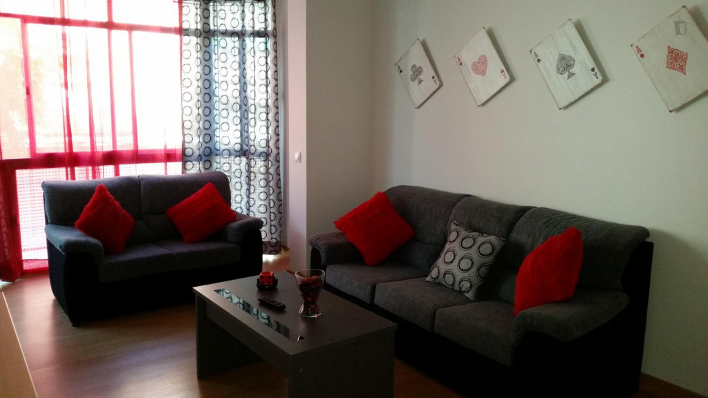 Single bedroom near metro Juan de la cierva Getafe and train Las Margaritas, 10' walking to the University