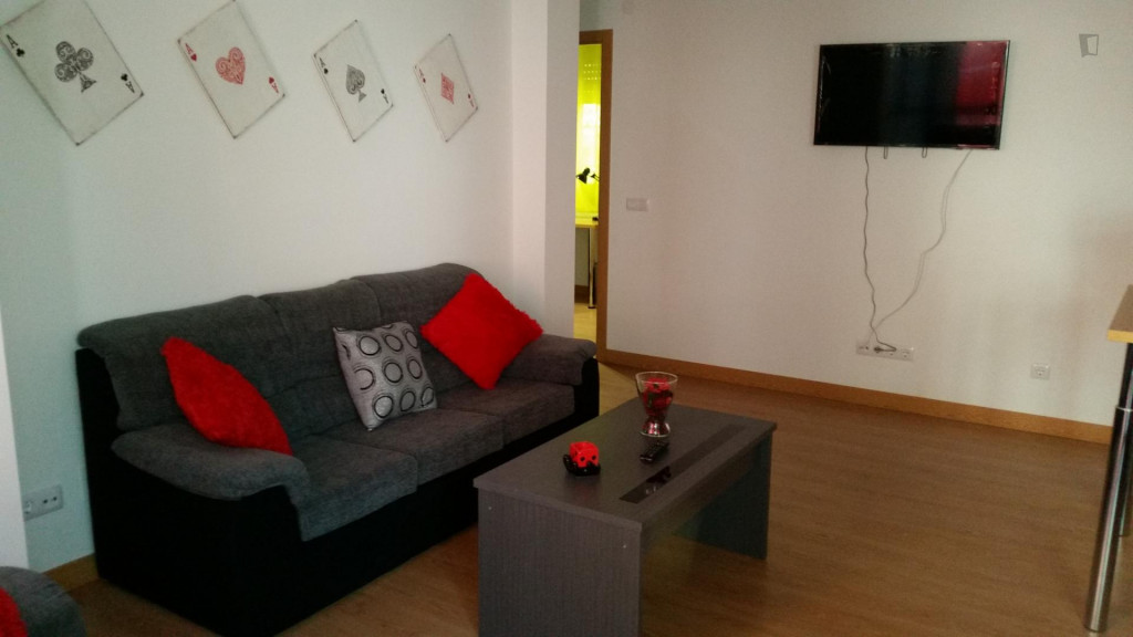 Single bedroom near metro Juan de la cierva Getafe and train Las Margaritas, 10' walking to the University