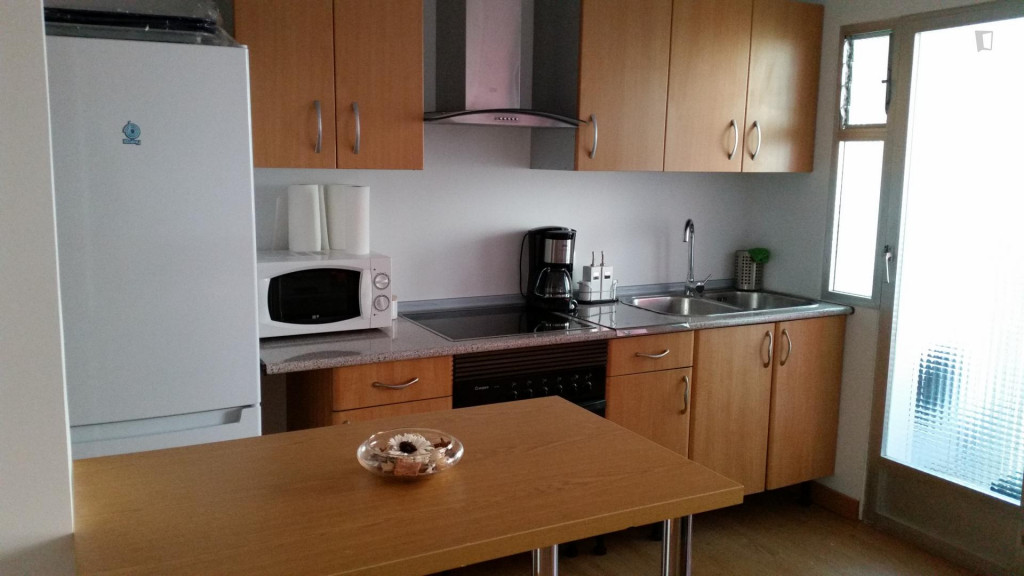 Single bedroom near metro Juan de la cierva Getafe and train Las Margaritas, 10' walking to the University