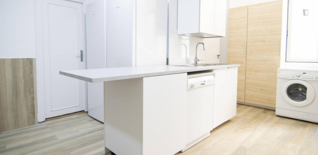 Great single room in a 7 room flat