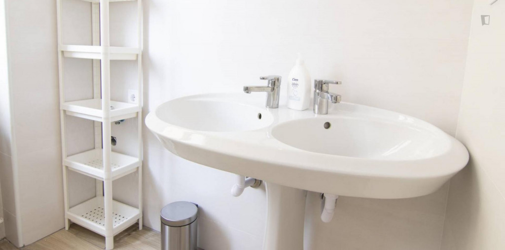 Great single room in a 7 room flat