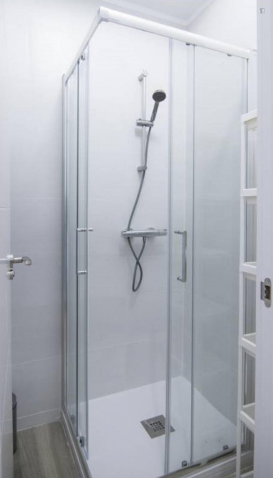 Great single room in a 7 room flat