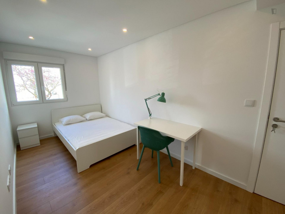 Double bedroom near Nova School of Business and Economics - Lisbonne - chambre - ImmoJeune