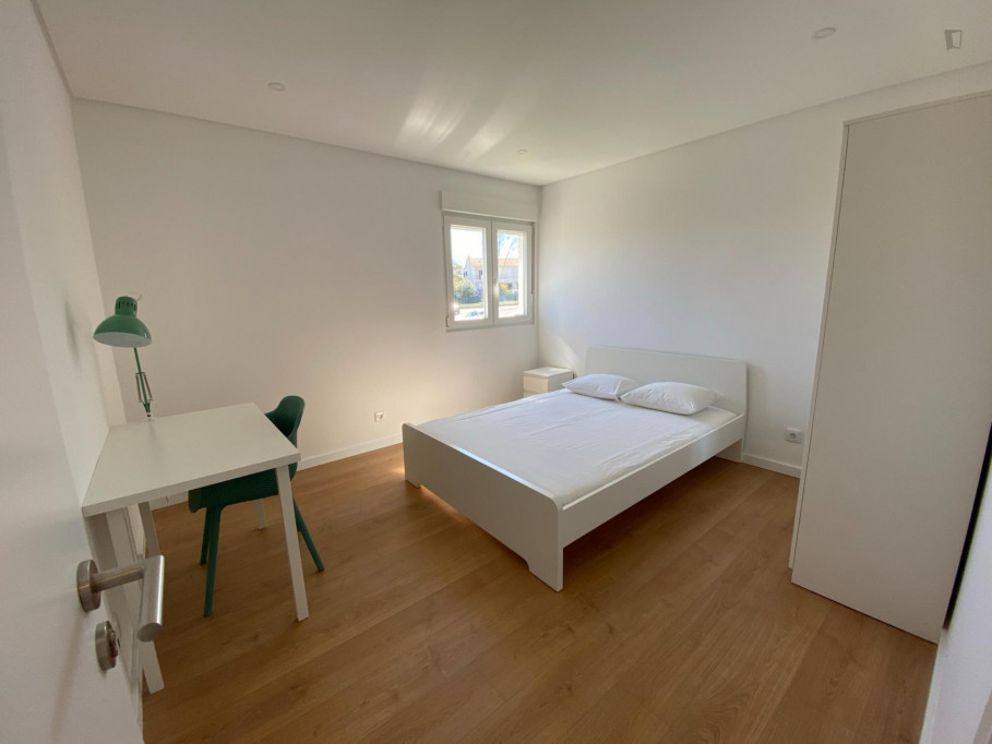 Double bedroom near Nova School of Business and Economics - Lisbonne - chambre - ImmoJeune