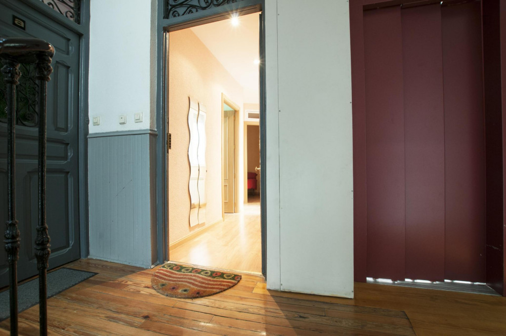 Interesting 3-bedroom apartment in historic La Latina
