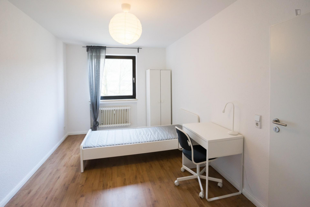 Cool single bedroom in a 4-bedroom apartment near Elbruchstraße train station