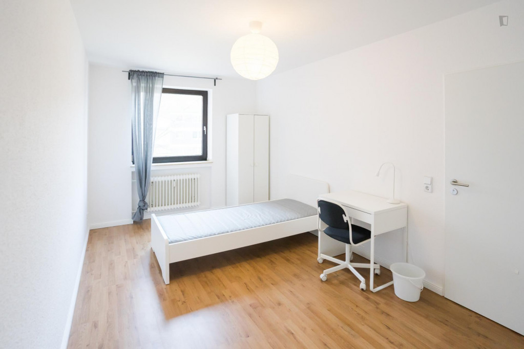 Cool single bedroom in a 4-bedroom apartment near Elbruchstraße train station