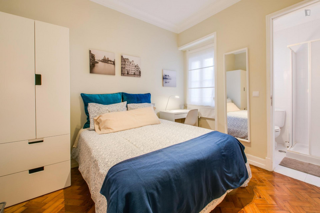 Nice double bedroom, with private bathroom in Roma-Areeiro - Lisbonne - chambre - ImmoJeune