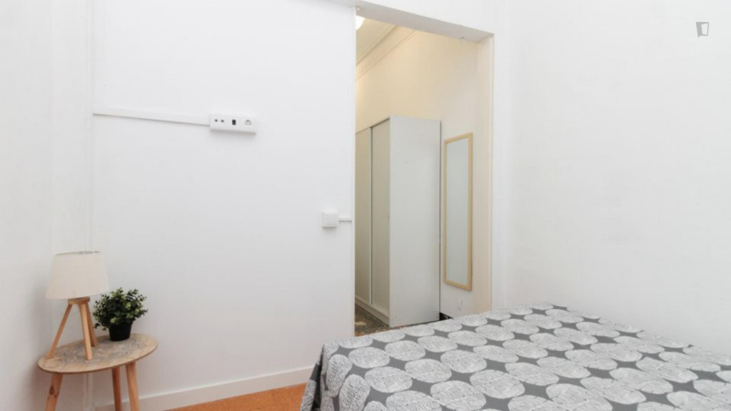 Nice double bedroom in a 5-bedroom apartment near Plaça de Tetuan - Barcelone - chambre - ImmoJeune