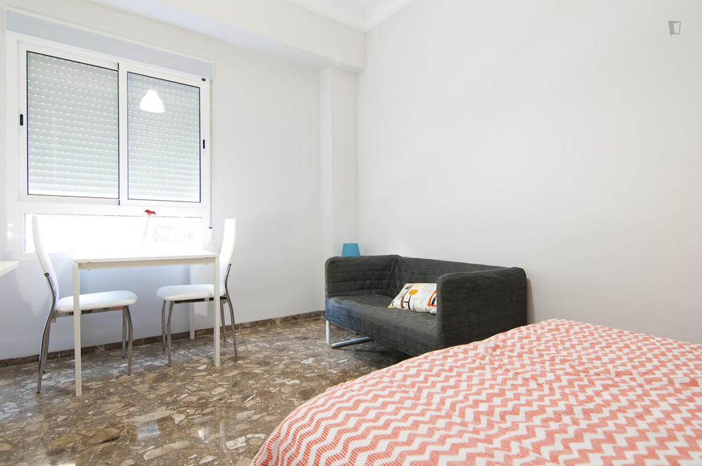 Cosy double bedroom in proximity to Universidad Católica de Valencia San Vicente Mártir - Valence - chambre - ImmoJeune