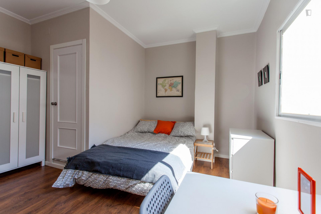 Amazing double ensuite bedroom in a 6-bedroom apartment near Jardí del Túria - Valence - chambre - ImmoJeune