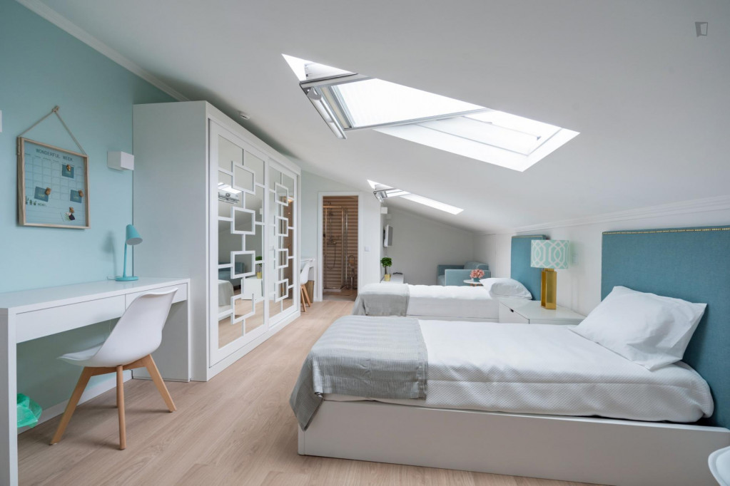 Awesome twin ensuite bedroom in a student house, in Carcavelos Nova SBE - Lisbonne - chambre - ImmoJeune