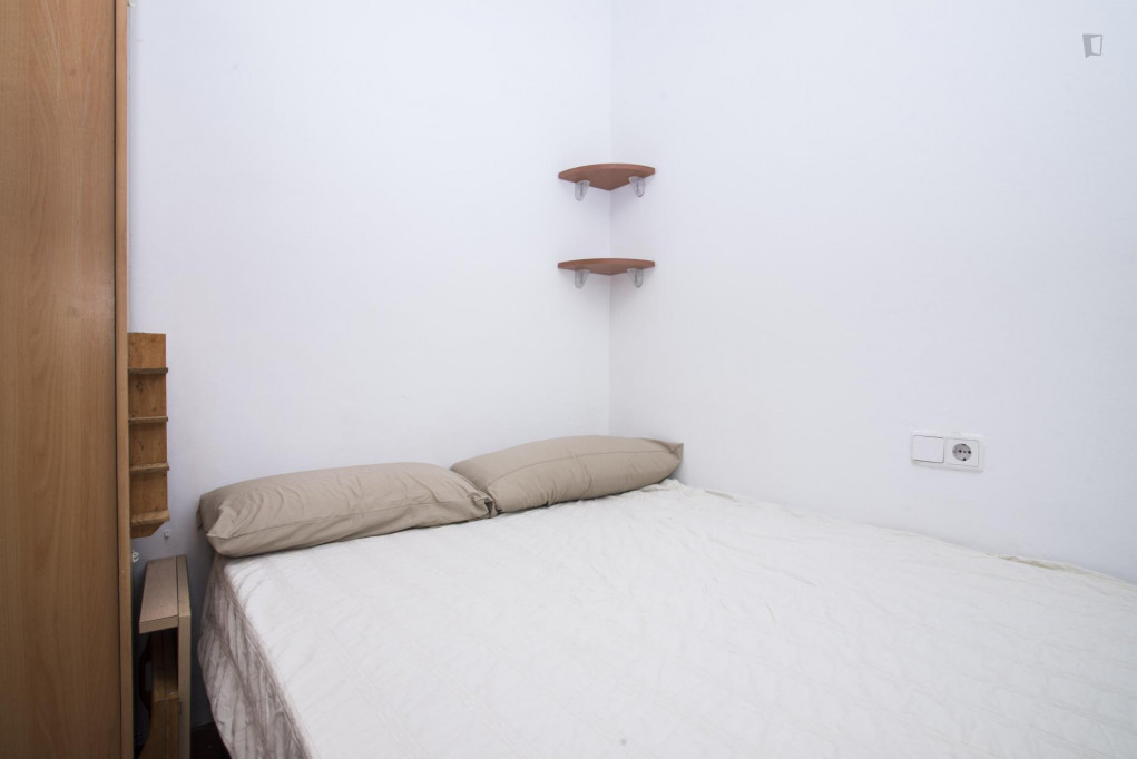 Graceful double bedroom near the Urgell metro - Barcelone - chambre - ImmoJeune