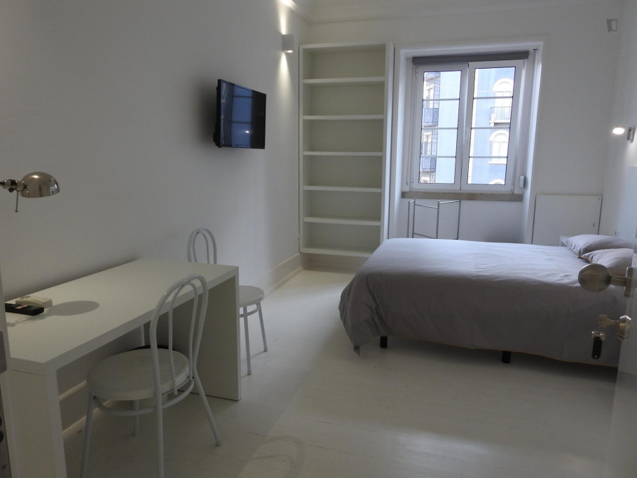 Appealing double bedroom near the Saldanha metro - Lisbonne - chambre - ImmoJeune