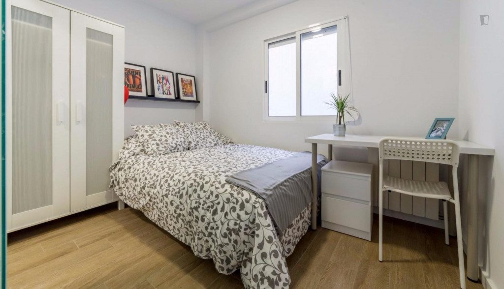 Marvellous double ensuite bedroom in a 5-bedroom flat, in Eixample - Valence - chambre - ImmoJeune