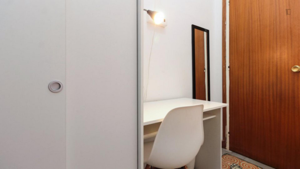 Cozy single bedroom in a 5-bedroom apartment near Plaça de Tetuan - Barcelone - chambre - ImmoJeune