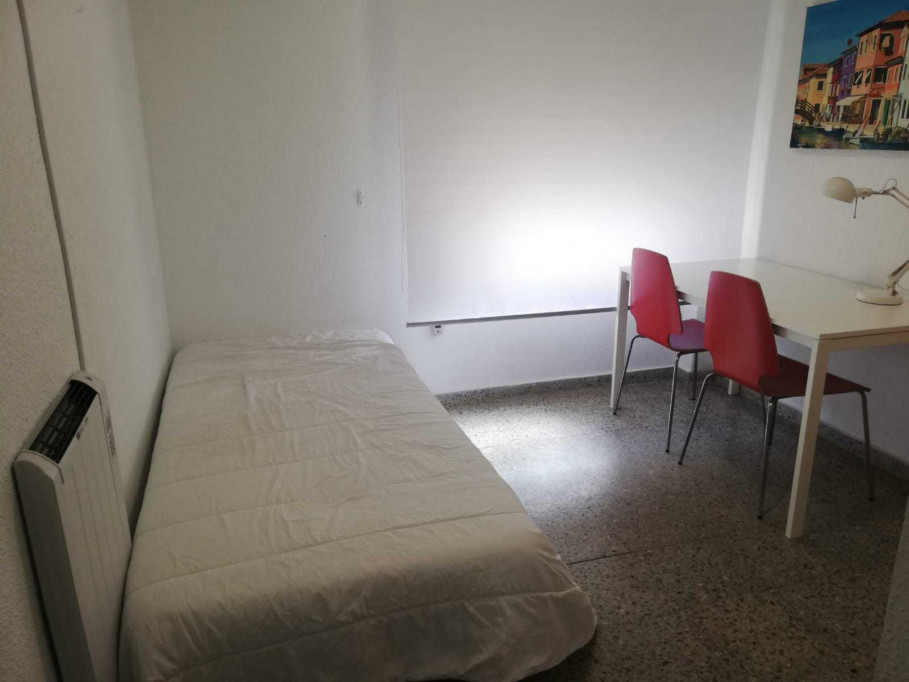 Cozy single bedroom in a 3-bedroom apartment near Aragó metro station - Valence - chambre - ImmoJeune