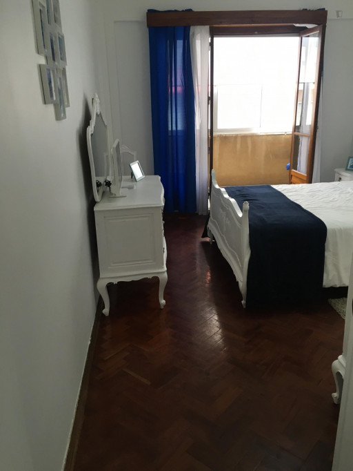 Nice and well-equipped double Bedroom in Campo de Ourique - Lisbonne - chambre - ImmoJeune