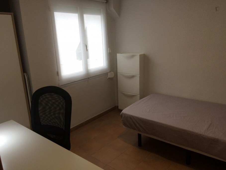 Inviting single bedroom not too far from Universitat Politècnica de València - Valence - chambre - ImmoJeune