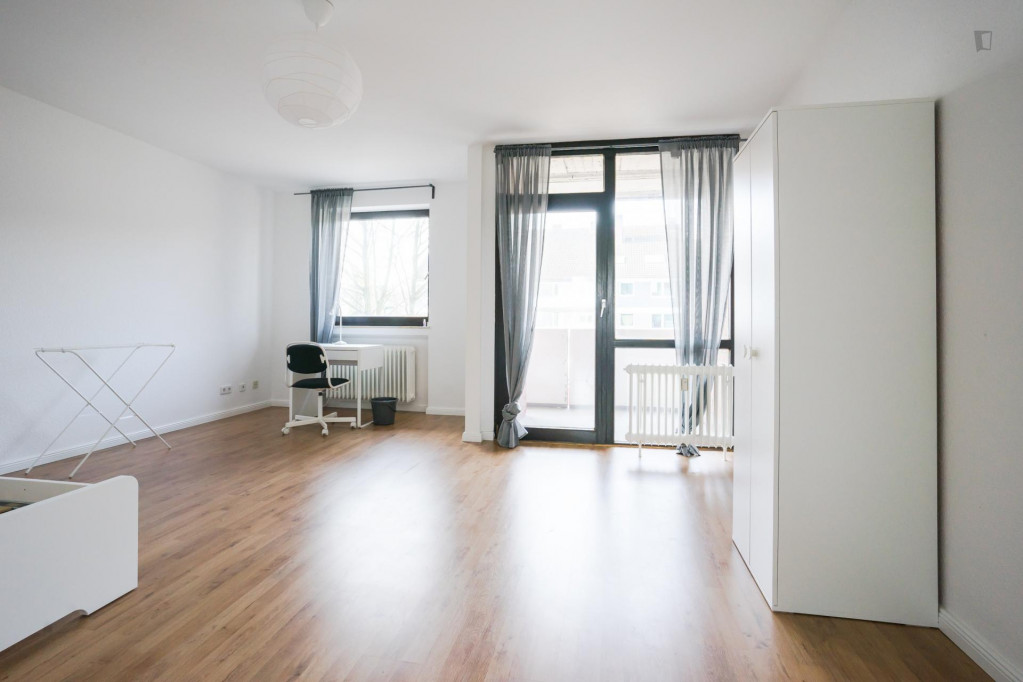 Wide single bedroom in a 4-bedroom apartment near Elbruchstraße train station