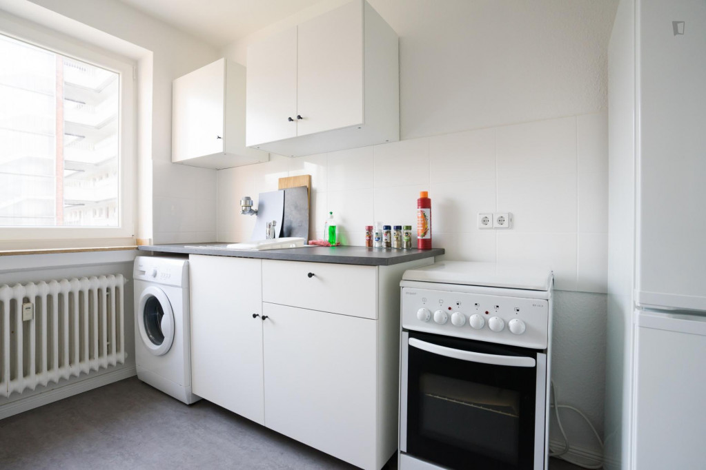 Wide single bedroom in a 4-bedroom apartment near Elbruchstraße train station