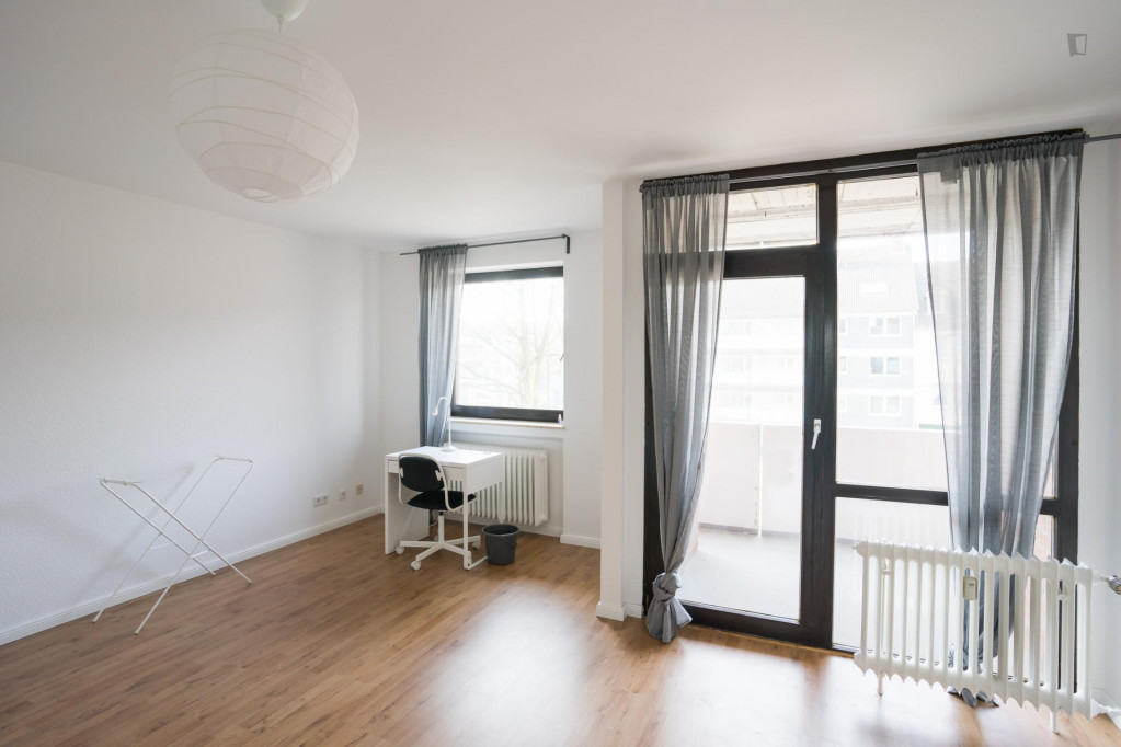 Wide single bedroom in a 4-bedroom apartment near Elbruchstraße train station