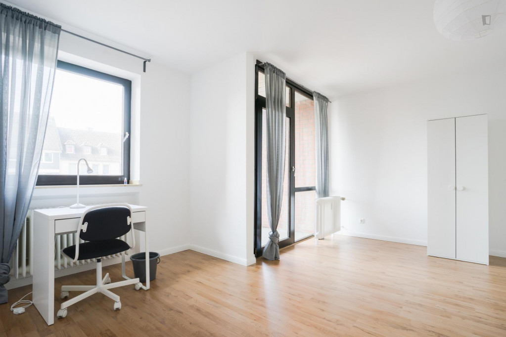 Wide single bedroom in a 4-bedroom apartment near Elbruchstraße train station