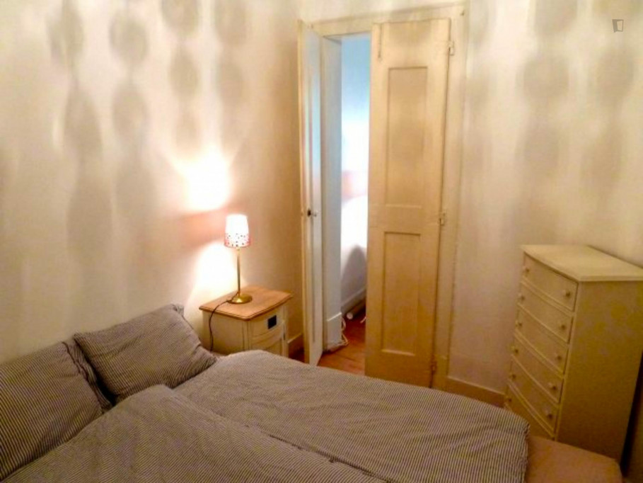 Cosy and Friendly home in the heart of Lisbon, Sta Catarina - Lisbonne - chambre - ImmoJeune