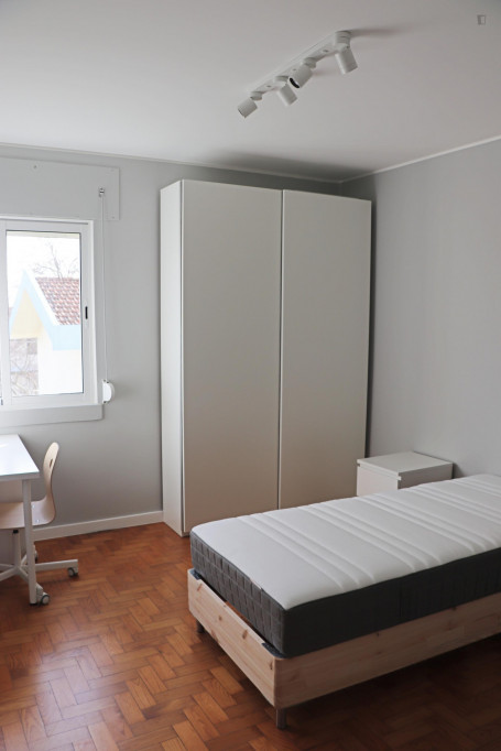 Suite with private bathroom for 1 pax, in a 5-bedroom apartment. - Lisbonne - chambre - ImmoJeune