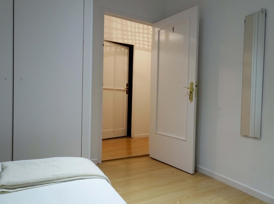 Charming single bedroom in a 5-bedroom apartment near Rubén Darío metro station - Madrid - chambre - ImmoJeune