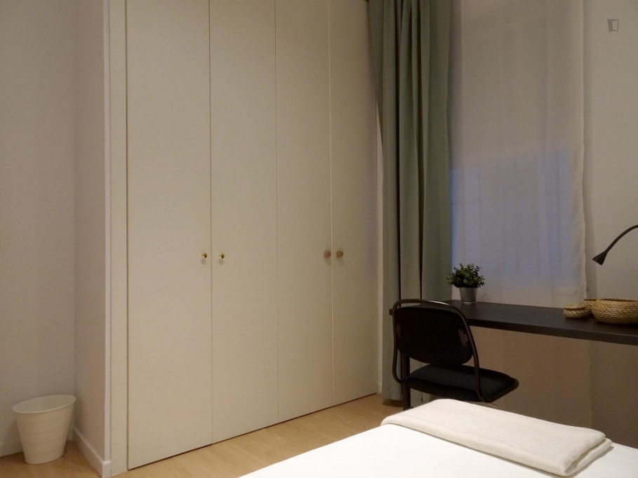 Beautiful double bedroom in a 5-bedroom apartment near Rubén Darío metro station - Madrid - chambre - ImmoJeune