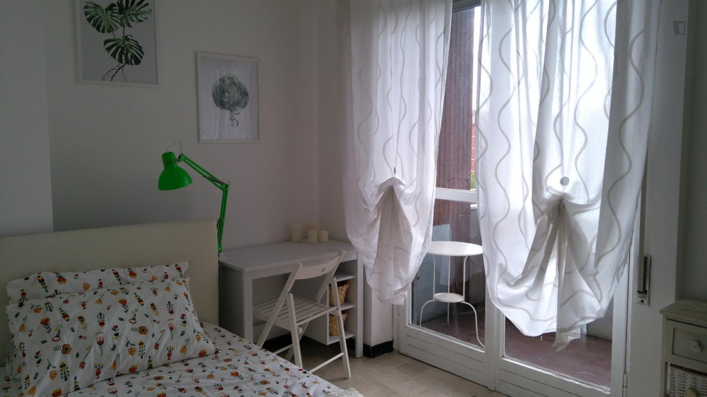 Snug double bedroom with a balcony, in Lorenteggio - Milan - chambre - ImmoJeune