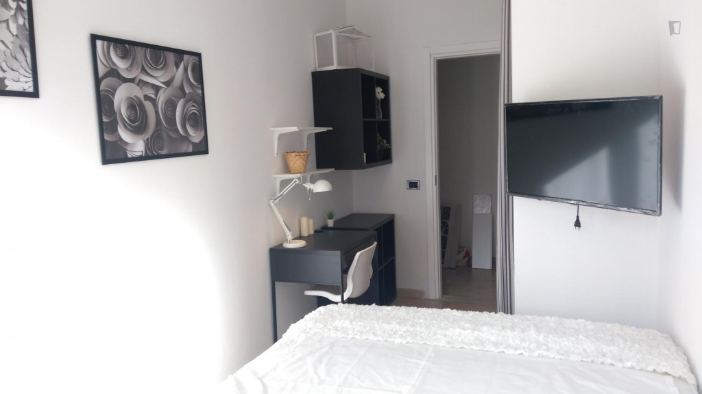 Airy double bedroom near the S. Agostino metro - Milan - chambre - ImmoJeune