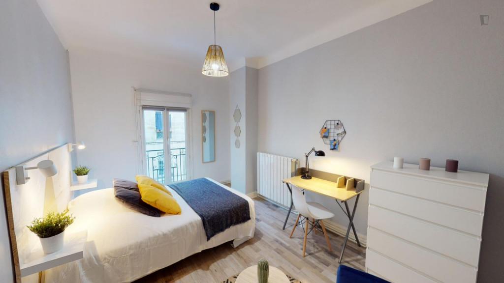 Attractive double bedroom in Capucins - Victoire