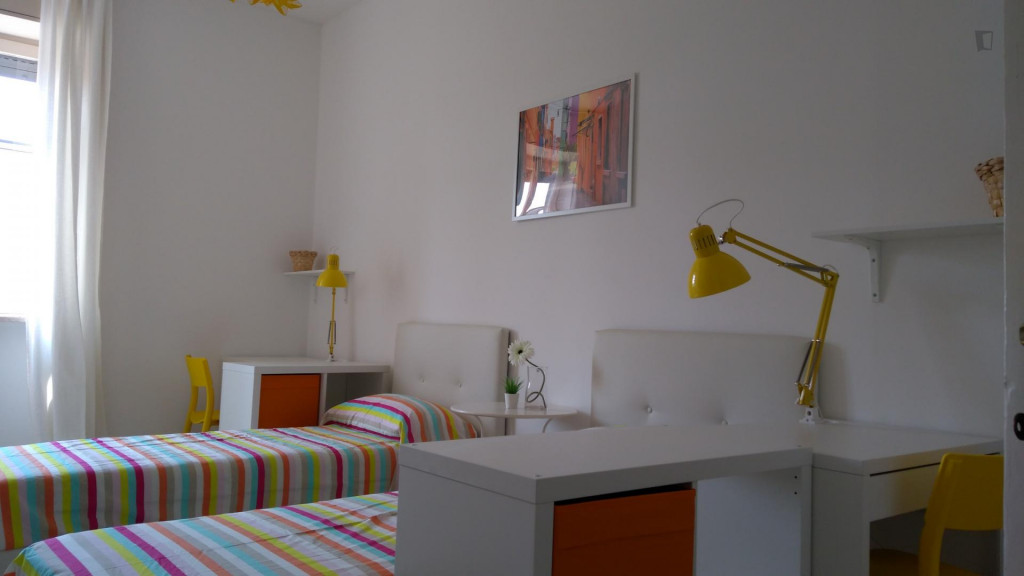 Bed in a twin bedroom, near Parco Giovanni Paolo II - Milan - chambre - ImmoJeune