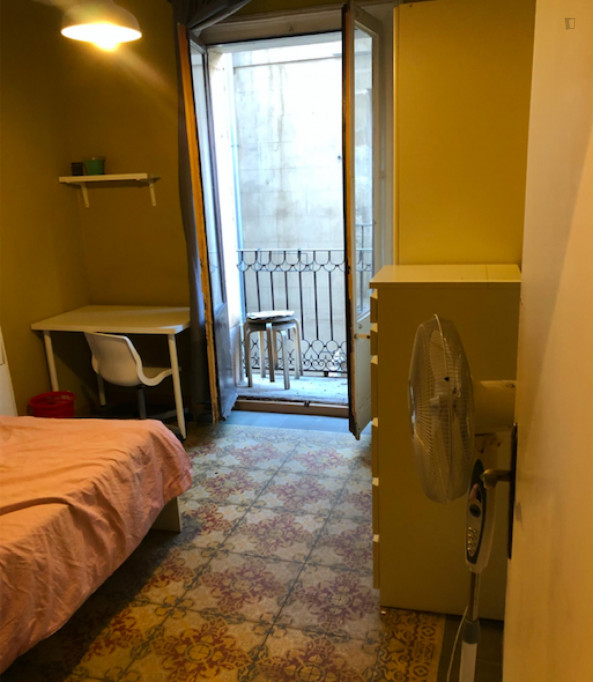 Double bedroom, with balcony, in 5-bedroom apartment - Barcelone - chambre - ImmoJeune