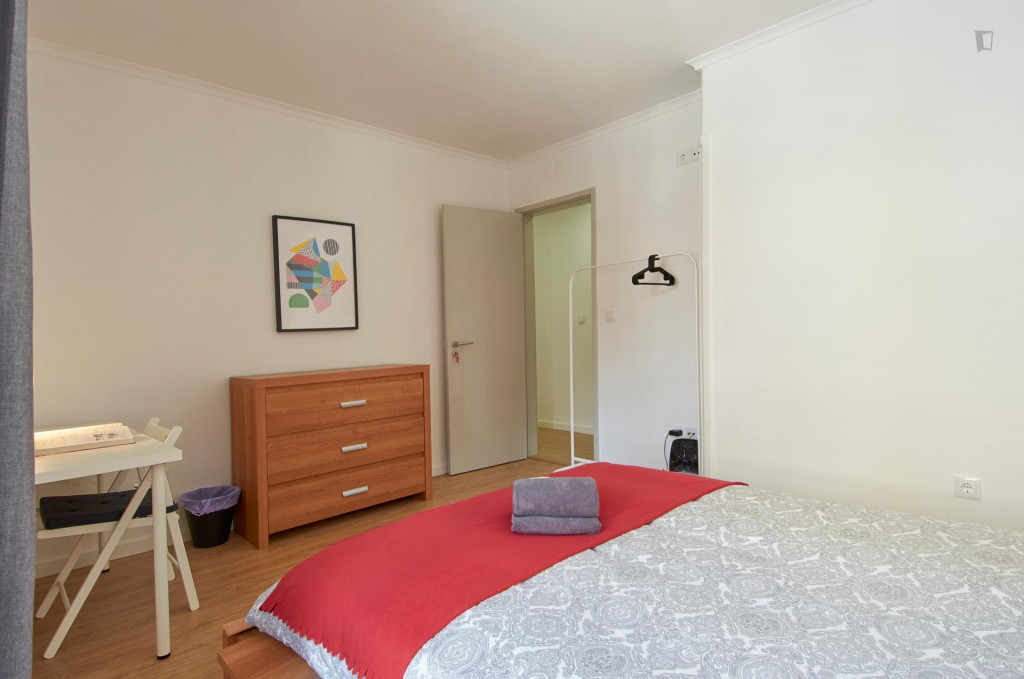 Bright double bedroom with access to a balcony, in Penha de França - Lisbonne - chambre - ImmoJeune