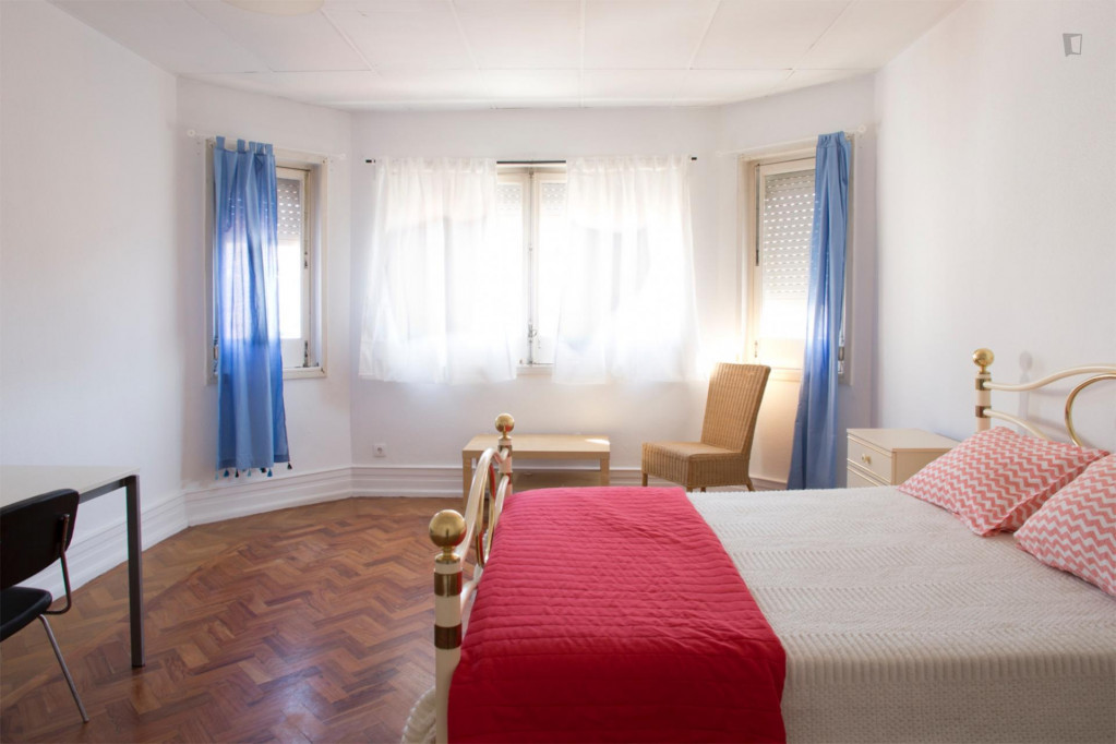 Amazing double bedroom near Avenida de Liberdade metro station - Lisbonne - chambre - ImmoJeune