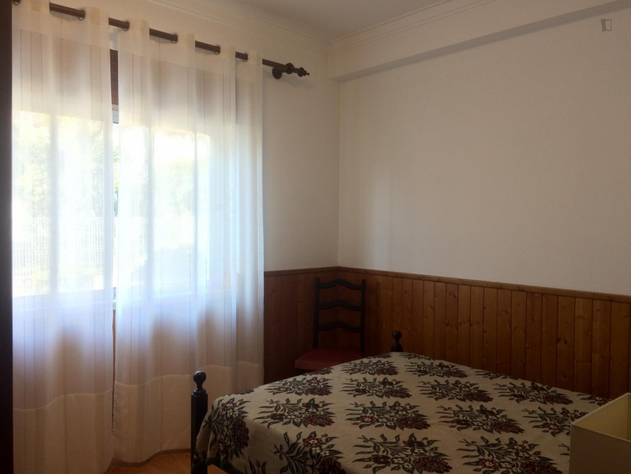 Double Bedroom in house with garden, patio and saloon with panoramic sea-view - Lisbonne - chambre - ImmoJeune