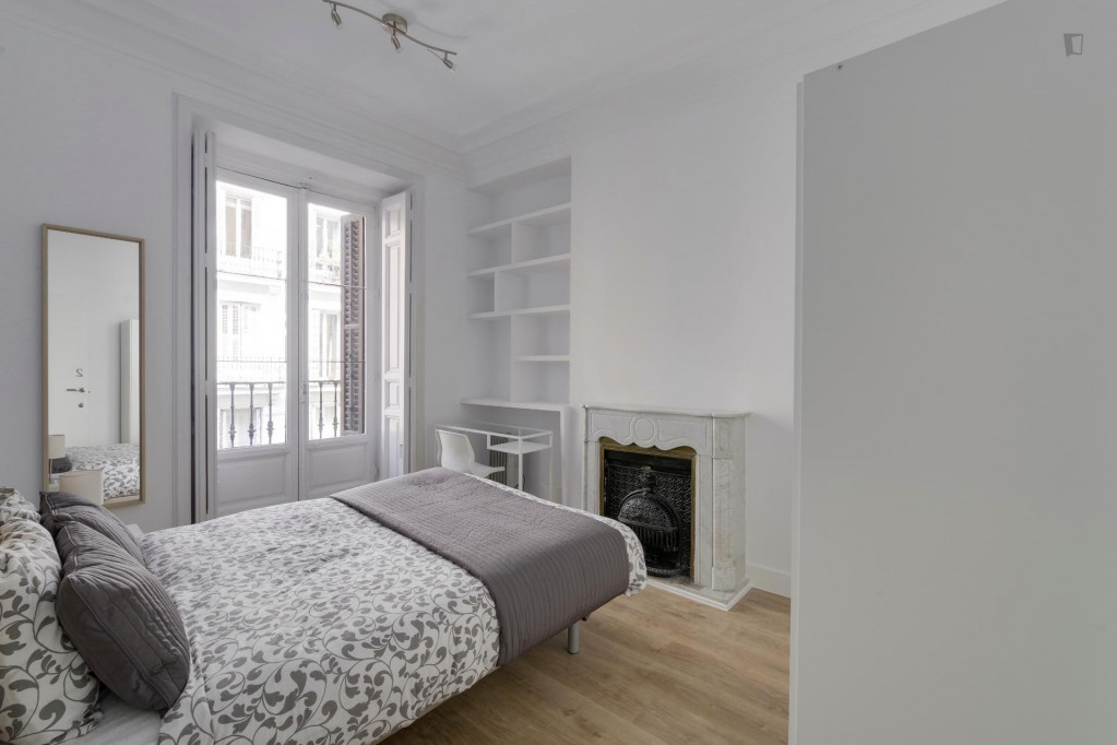 Luminous Double Bedroom next to Retiro Metro - Madrid - chambre - ImmoJeune