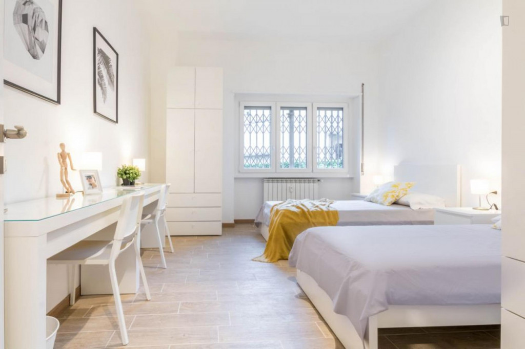 Bed in a twin bedroom in a 2-bedroom flat, in Inganni - Milan - chambre - ImmoJeune