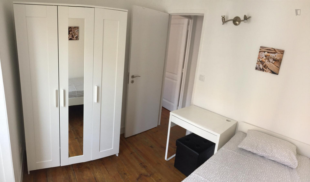 Nice and lighty Bedroom in Lisbon city center with window-doors - Lisbonne - chambre - ImmoJeune