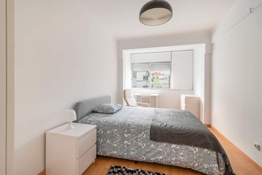 Room with a double bed and 18 m2 in a 5-bedroom apartment with 2 bathrooms. - Lisbonne - chambre - ImmoJeune