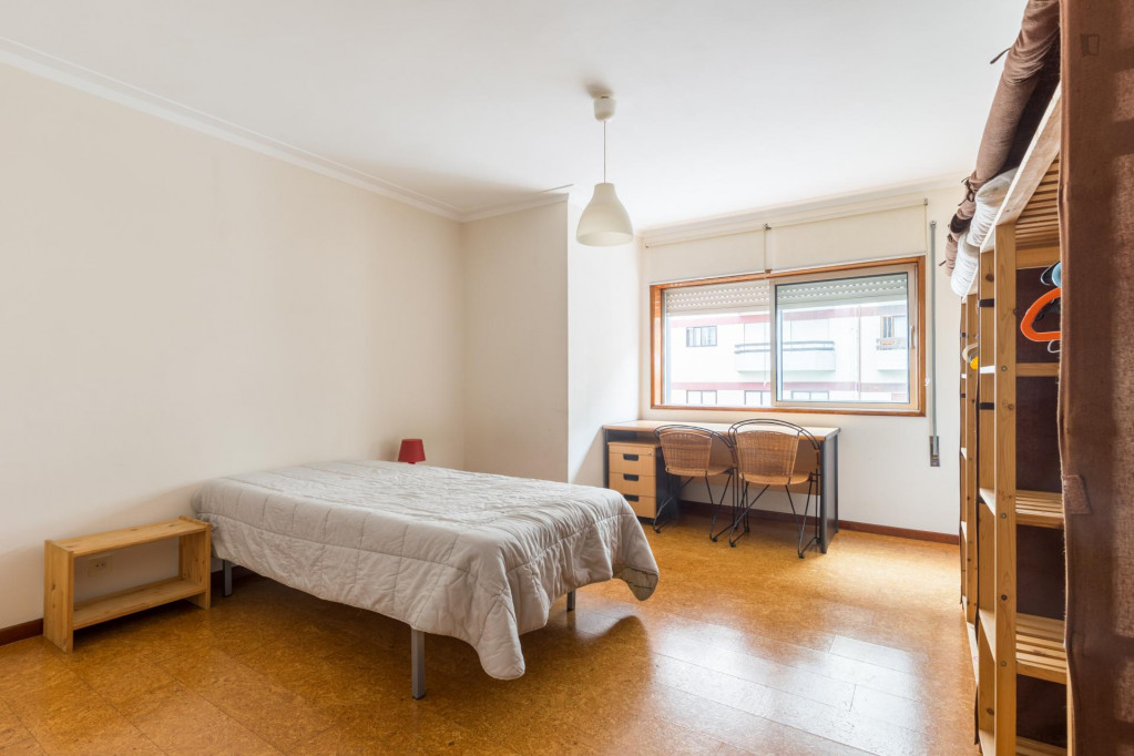 Double bedroom, spacious and bright - Porto - chambre - ImmoJeune