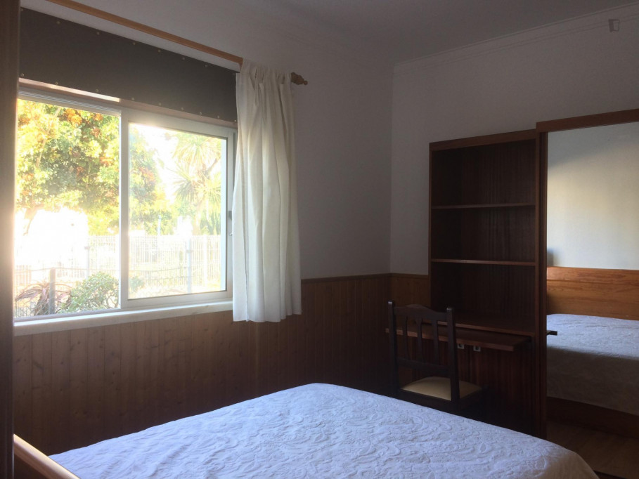 Double Bedroom in house with garden, patio and saloon with panoramic sea-view - Lisbonne - chambre - ImmoJeune