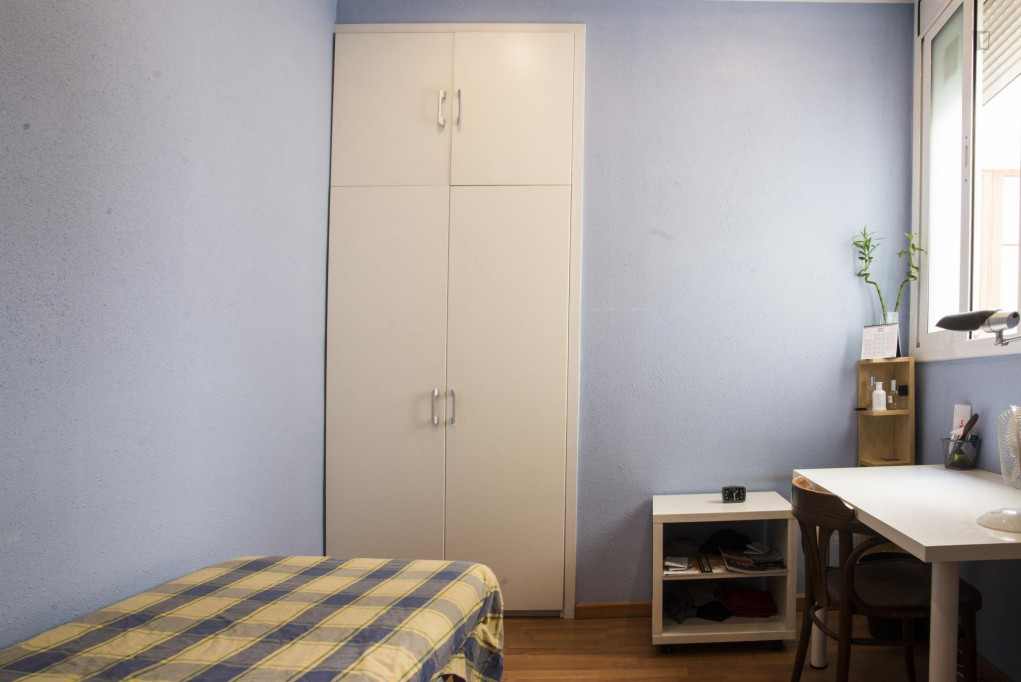 Snug single bedroom close to Girona metro station - Barcelone - chambre - ImmoJeune