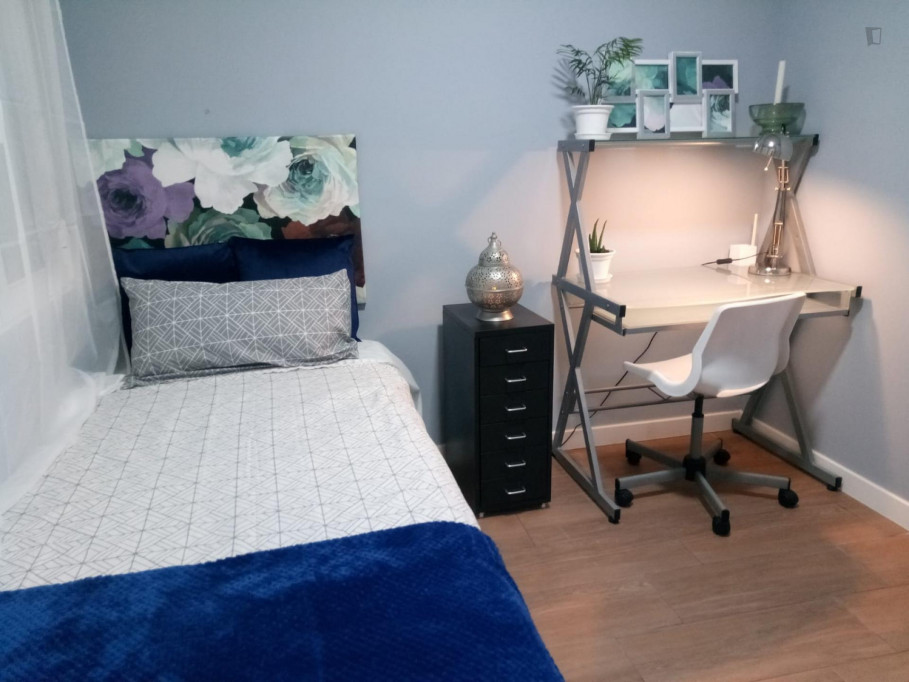 Colourful single bedroom near Parque de los Olivos - Madrid - chambre - ImmoJeune