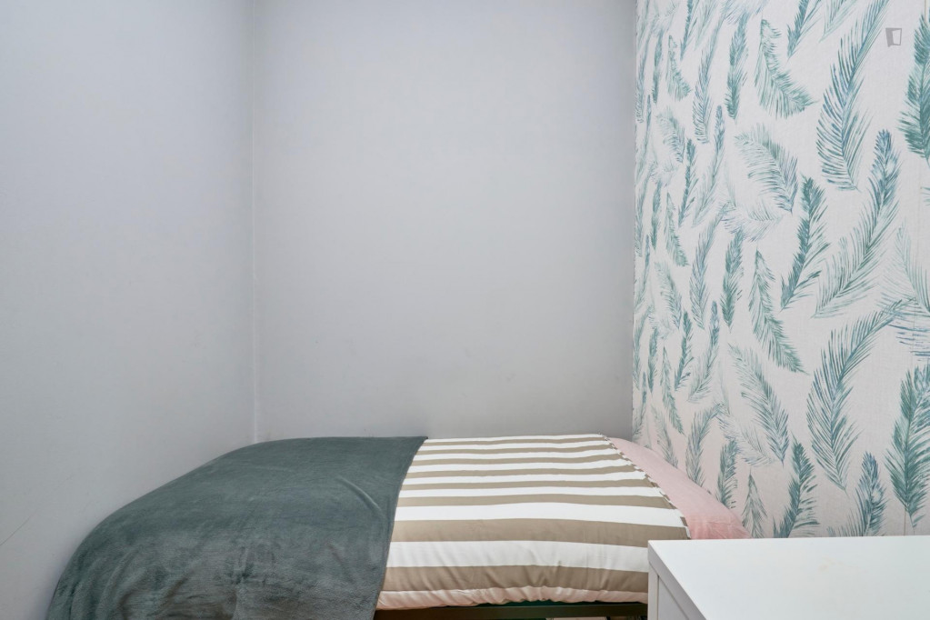 Alluring single bedroom near Jardim da Estrada dos Arneiros - Lisbonne - chambre - ImmoJeune