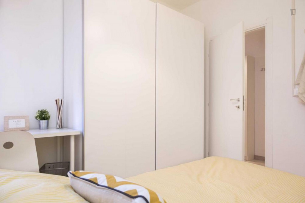 Charming double bedroom in a 4-bedroom apartment near Bande Nere metro station - Milan - chambre - ImmoJeune
