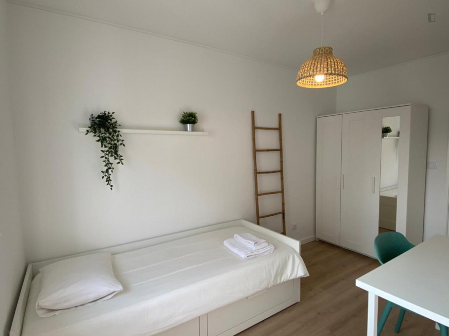 Ensuite single bedroom with roll-out bed in Oeiras - Lisbonne - chambre - ImmoJeune